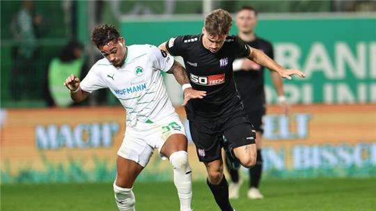 Fürths Armindo Sieb (l) und Osnabrücks Florian Kleinhansl in Aktion.