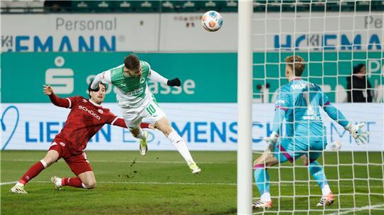 Fürths Kapitän Branimir Hrgota (M) köpft das frühe 1:0. 