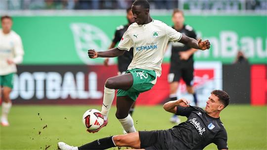 Fürths Omar Sillah (links) und Tobias Müller aus Magdeburg kämpfen um den Ball. 