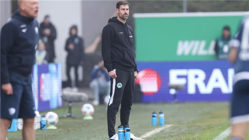 Fürth trennt sich von Trainer Kleine - Heiko Vogel übernimmt Fürths Trainer Thomas Kleine steht konsterniert am Spielfeldrand.