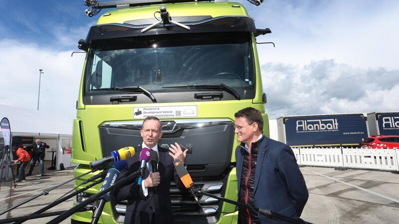 Fuhr bei einem fahrerlosen Lastwagen mit: Bundesverkehrsminister Volker Wissing (l).