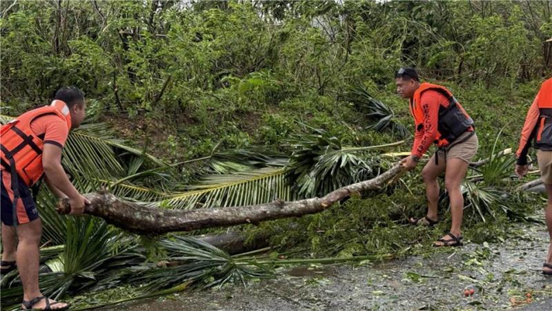 Supertaifun „Fung-Wong“ hat die Philippinen erreicht „Fung-Wong“ sorgte bereits vor seiner Ankunft für umgestürzte Bäume und Tote.