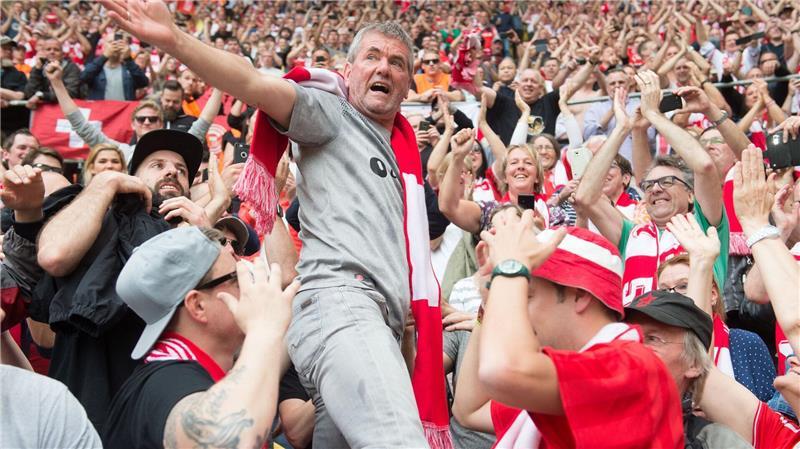 Funkels Mission: Hand auflegen und aufsteigen Funkels Aufstieg mit Fortuna Düsseldorf.