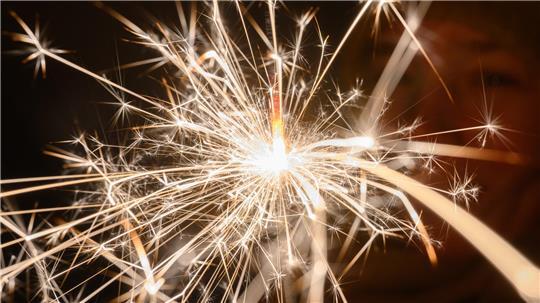 Funken fliegen an einer brennenden Wunderkerze. (Symbolbild)
