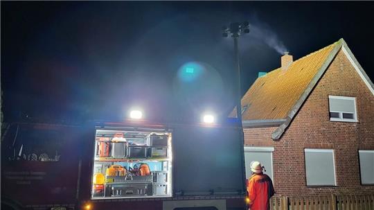Funken und Flammen schlugen beim Eintreffen der Feuerwehr aus dem Schornstein. Foto: Lange