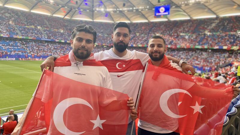 Furkan Dursun, Bural Deniz und Emre-Can Özkan (von links) hatten beste Sicht auf das Spielfeld.