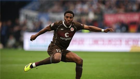 Fußball: 2. Bundesliga, 32. Spieltag, Hamburger SV - FC St. Pauli, im Volksparkstadion. St. Paulis Oladapo Afolayan spielt den Ball.