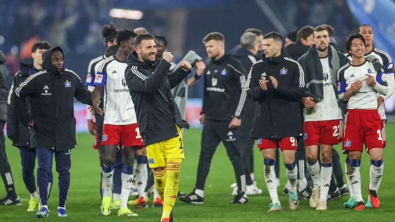 Fußball: 2. Bundesliga, FC Schalke 04 - Hamburger SV, 18. Spieltag, Veltins Arena. Hamburgs Torwart Daniel Fernandes jubelt zu den Fans des HSV.