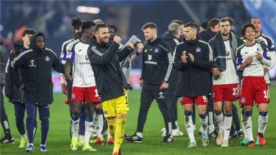 Fußball: 2. Bundesliga, FC Schalke 04 - Hamburger SV, 18. Spieltag, Veltins Arena. Hamburgs Torwart Daniel Fernandes jubelt zu den Fans des HSV.
