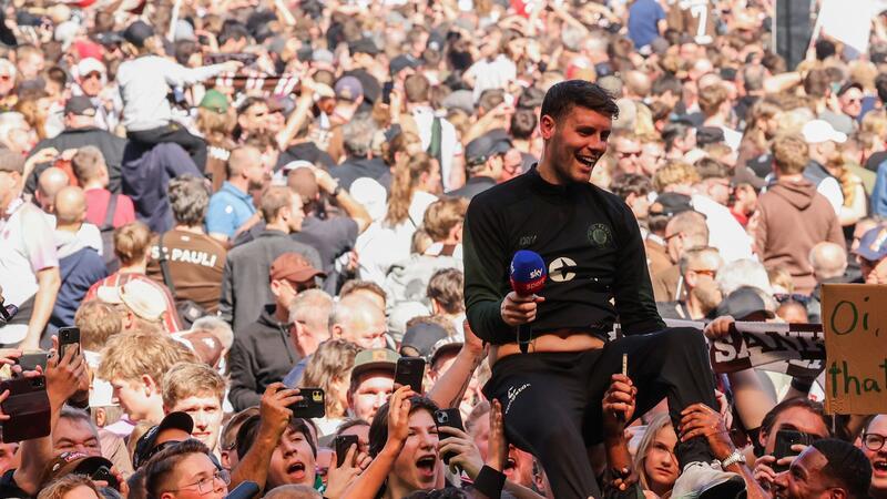 Experte: Hürzeler-Wechsel nach Brighton in dieser Woche Fußball: 2. Bundesliga, FC St. Pauli - VfL Osnabrück, 33. Spieltag im Millerntor-Stadion, St. Paulis Trainer Fabian Hürzeler wird beim Interview hochgeworfen.