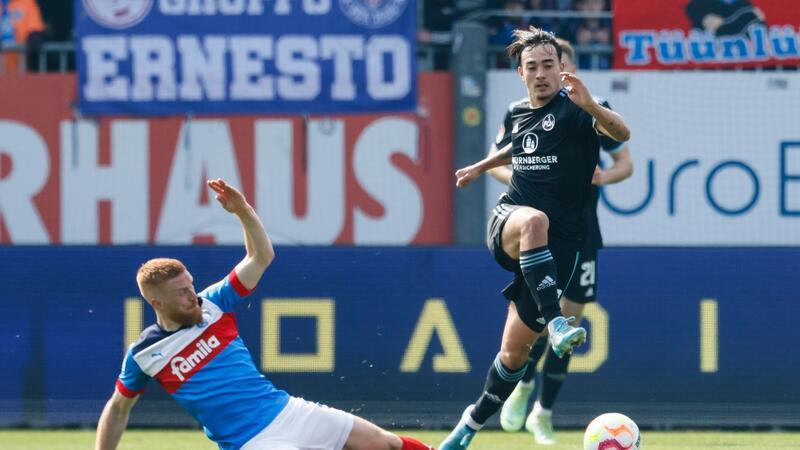 Abwehrspieler Mikkel Kirkeskov verlässt Holstein Kiel Fußball: 2. Bundesliga, Holstein Kiel - 1. FC Nürnberg, 28. Spieltag, Holstein-Stadion. Kiels Mikkel Kirkeskov (l) und Nürnbergs Jens Castrop kämpfen um den Ball. Kirkeskov verlässt Holstein Kiel.
