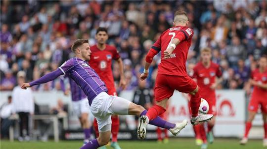 Fußball: 2. Bundesliga, VfL Osnabrück - Hertha BSC, 34. Spieltag im Stadion an der Bremer Brücke. Osnabrücks Jannes Wulff (l) im Kampf um den Ball mit Herthas Peter Pekarik (r).