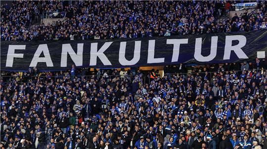 Fußball-Anhänger wie hier in Berlin fürchten um den Erhalt ihrer Fankultur.