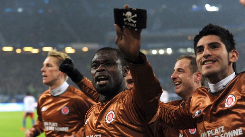 Die Erstliga-Geschichte des FC St. Pauli Fußball Bundesliga 21. Spieltag Nachholspiel: Hamburger SV - FC St. Pauli in der Imtech Arena. St. Paulis Torschütze Gerald Asamoah (2.v.l) jubelt mit St. Paulis Marius Ebbers (l), Matthias Lehmann (2.v.r) und Carlos Zambrano nach seinem Treffer zum 0:1.