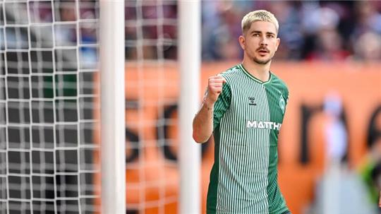 Fußball: Bundesliga, FC Augsburg - Werder Bremen, 31. Spieltag, WWK-Arena. Bremens Romano Schmid jubelt nach seinem Tor zum 0:1. Fans des Clubs haben Schmid in einer Umfrage als besten Werder-Spieler der Saison gewählt.