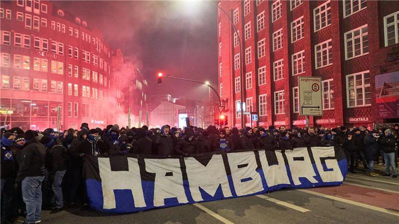 Fußball: Bundesliga, FC St. Pauli - Hamburger SV, 19. Spieltag, Fanmarsch der HSV-Anhänger auf dem Valentinskamp in der Innenstadt.