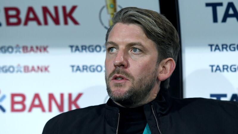 Wechsel perfekt: Niemeyer wird Nachfolger von Fritz Fußball DFB-Pokal 1. Runde, Preußen Münster - FC Bayern München im Preußenstadion in Münster. Sportdirektor von Münster, Peter Niemeyer, sitzt auf der Bank.