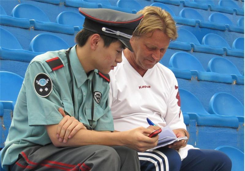 Fußball-Experte Wolfgang Nitschke ist schon viel um die Welt gereist: Hier spricht er mit einem chinesischen Soldaten über Fußball.