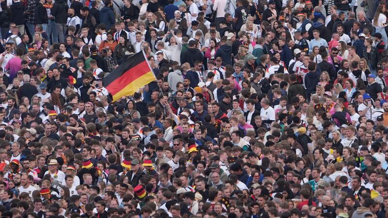 Tausende Fans beim Eröffnungsspiel auf dem Heiligengeistfeld Fußball-Fans feiern auf dem Gelände des EM-Fanfestes auf dem Heiligengeistfeld.