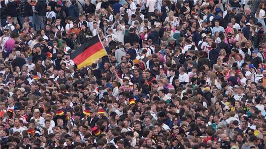 Fußball-Fans feiern auf dem Gelände des EM-Fanfestes auf dem Heiligengeistfeld.