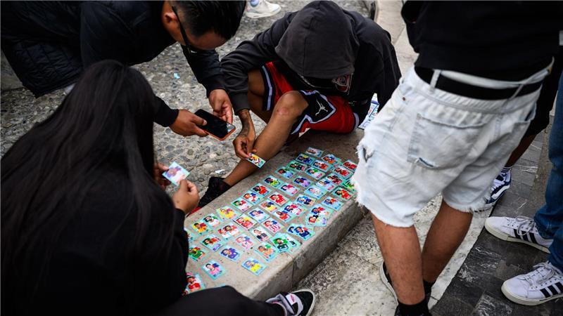 Fußball-Fans tauschen auf dem Palacio de Bellas Artes in Mexiko-Stadt Panini-Sticker.  