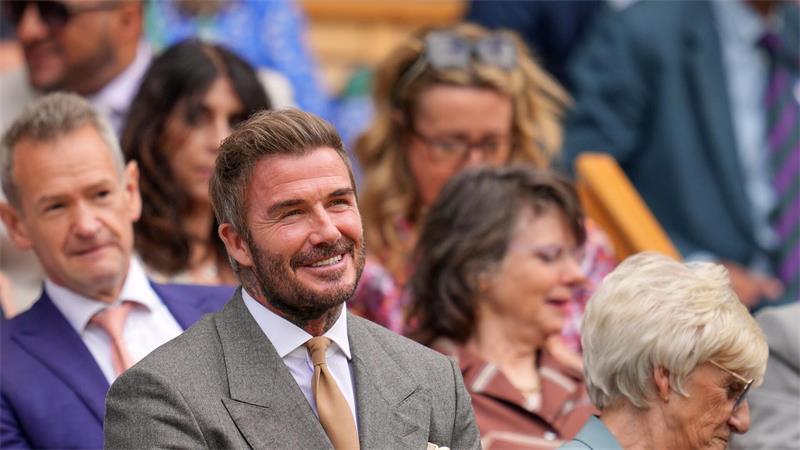 Fußball-Legende David Beckham schaute sich Titelverteidiger Jannik Sinner auf dem Centre Court an.