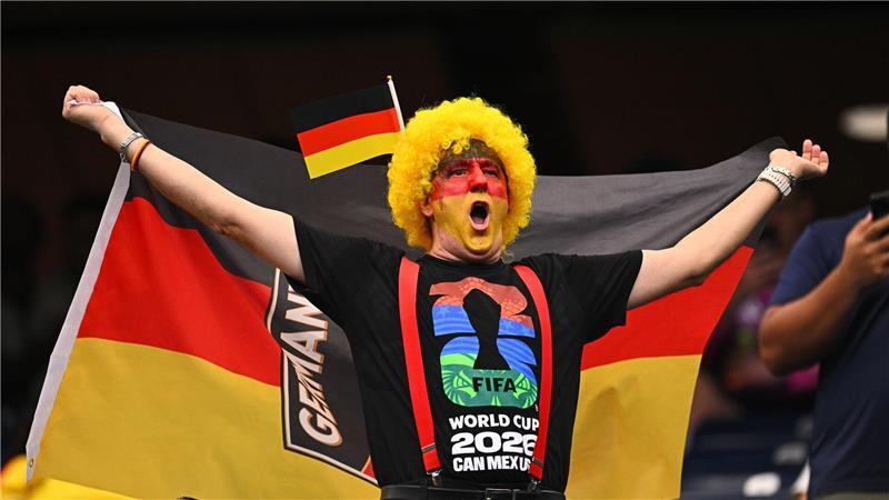Fußball, Männer: WM, Deutschland - Curaçao, Vorrunde, Gruppe E, 1. Spieltag, Houston-Stadion. Ein Deutschland-Fan macht Stimmung vor dem Spiel. 