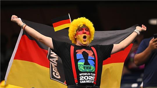 Fußball, Männer: WM, Deutschland - Curaçao, Vorrunde, Gruppe E, 1. Spieltag, Houston-Stadion. Ein Deutschland-Fan macht Stimmung vor dem Spiel. 