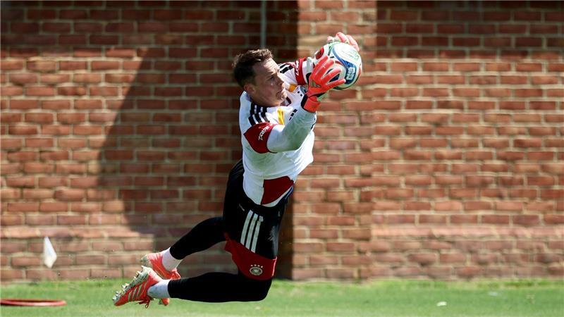 Fußball: Nationalmannschaft, Deutschland, Training, vor dem ersten WM-Spiel gegen Curaçao, Manuel Neuer (Deutschland) hält im Training einen Ball.