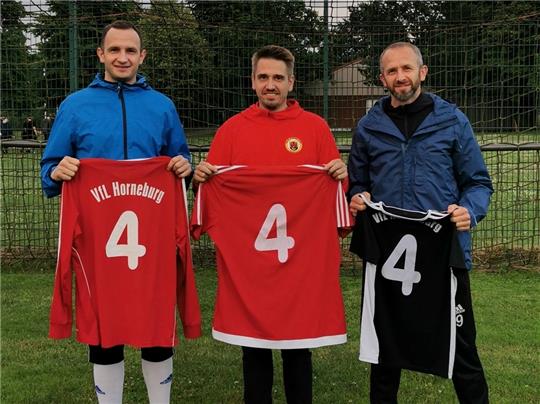 Fußball-Obmann Marvin Rodich , hier vor der Saison, mit den nun freigestellten Trainern Walerij (links) und Alexander Hettich. Foto: Verein