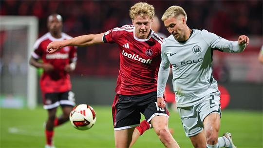 Fußball-Profi Kilian Fischer (r) vom VfL Wolfsburg (Archivbild).