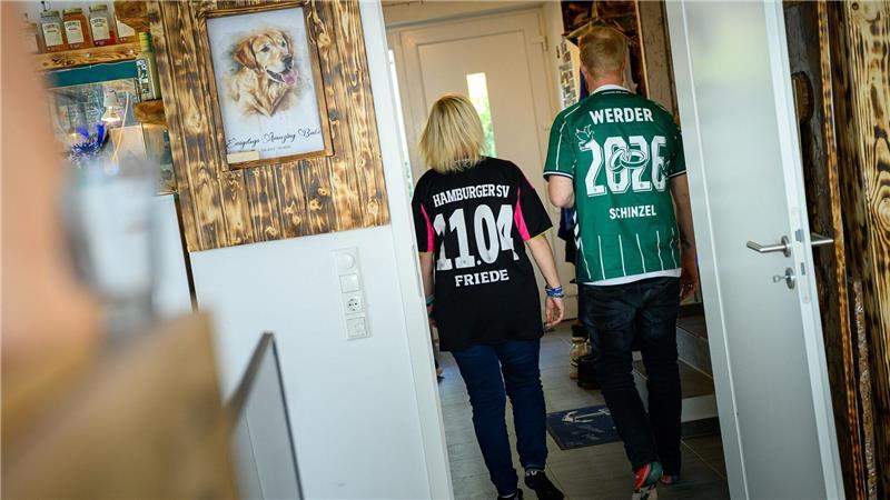 Fußball-Trikots vom Hamburger SV (l) und dem SV Werder Bremen ergeben ihr Hochzeitsdatum. 