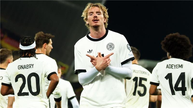 Bilder des Tages Fußball: WM-Qualifikation Europa, Nordirland - Deutschland, Gruppenphase, Gruppe A, 4. Spieltag, Windsor Park, Nick Woltemade (Deutschland) feiert seinen Treffer zum 0:1.