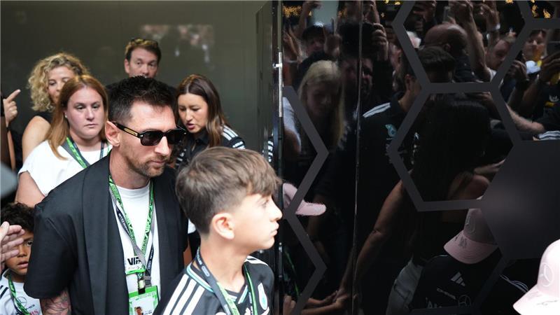 Fußball-Weltmeister Lionel Messi (l) lässt sich den Grand Prix von Miami nicht entgehen.