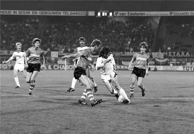 Fußball ist das Leben von Ewald Lienen - er kennt ihn von innen und kritisiert das Profigeschäft gerade deswegen. Auch in seiner Biografie  „Ich war schon immer ein Rebell“. Das Foto zeigt ihn 1985 im Duell  mit Sparta Rotterdams Louis van Gaal (Mitte, l). Foto: dpa (Archiv)