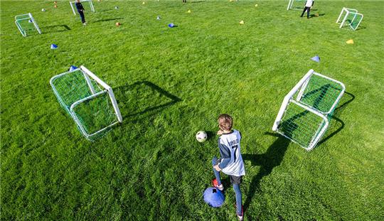 Fußballer der Altersklasse U-10 vom SV Loschwitz trainieren auf dem Spielfeld. Das WM-Aus befeuert die Debatte um das Nachwuchsproblem im deutschen Fußball. Foto (Symbolbild): Robert Michael/dpa-Zentralbild/dpa