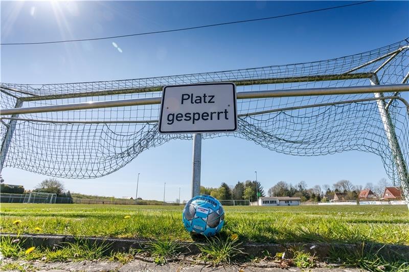 Fußballer dürfen nur bedingt trainieren. Und das, obwohl Experten unter freiem Himmel kaum ein Ansteckungsrisiko sehen. Foto: Jörg Struwe