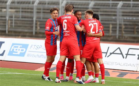 Fußballer setzen ein Zeichen: Beim Benefizspiel soll viel Geld für den guten Zweck zusammenkommen.