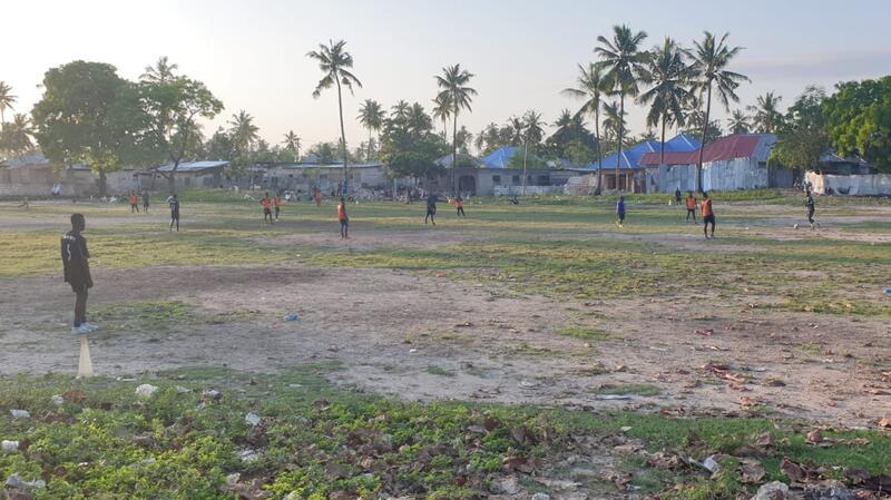 Fußballer spielen auf einem Feld in Sansibar.