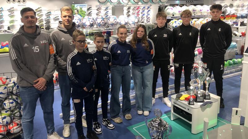 Fußballerinnen und Fußballer des VfL Güldenstern Stade kicken als Gastgeber beim Turnier in Riensförde gegen namhafte Gegner - sogar gegen Bundesligisten.