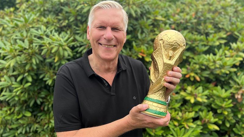 Fußballfan und FIFA-Kritiker: Henning Knorr mit dem Weltpokal.