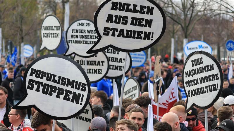 Fußballfans aus der ganzen Bundesrepublik protestieren gemeinsam in der Leipziger Innenstadt gegen strengere Sicherheitsmaßnahmen bei Fußballspielen.