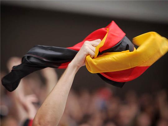 Fußballfans feiern bei einem Public Viewing während eines Spiels der deutschen Fußballnationalmannschaft (Symbolbild). Foto: dpa