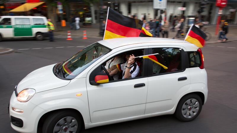 Fußball-EM 2024: Was Fans tun dürfen - und was nicht Fußballfans feiern einen Sieg der Deutschen mit einem Autokorso - alles ist dabei aber nicht erlaubt.