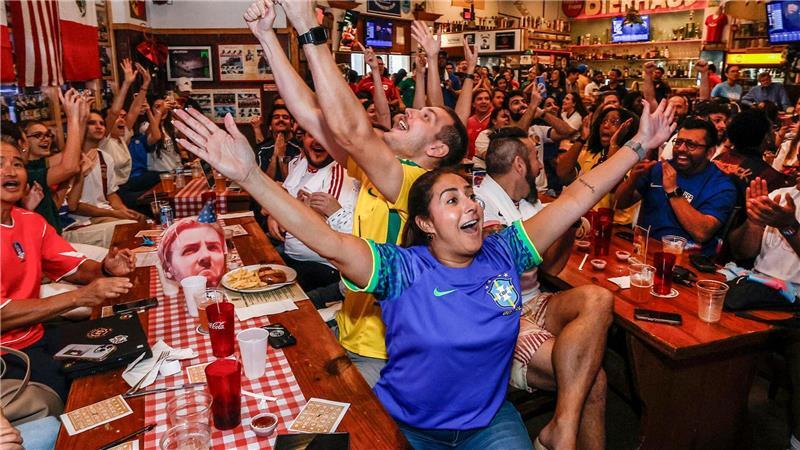 Fußballfans reagieren auf die Auslosung der FIFA Fußball-Weltmeisterschaft.