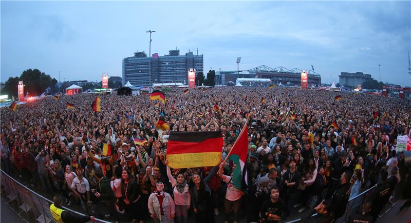 Fußballfans schauen sich auf dem Heiligengeistfeld das Finale der WM 2014 zwischen Deutschland und Argentinien an. Foto: Axel Heimken/dpa