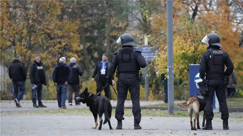 Polizei: 30 Festnahmen bei Hochrisiko-Spiel in Berlin Fußballfans verließen das Olympiastadion nach dem Spiel der Hertha gegen Dynamo Dresden unter den kritischen Blicken etlicher Polizisten.