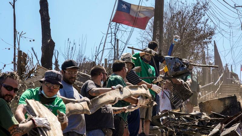Mehr als 130 Tote bei Waldbränden in Chile Fußballfans von CD Santiago Wanderers packen mit an und helfen bei den Aufräumarbeiten in Vina del Mar, Chile.