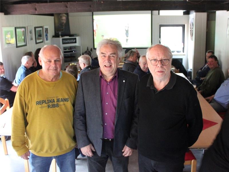 Fußballjournalist Dieter Matz (Mitte) gut gelaunt beim 100. Stammtisch des StarClub Buxtehude im Tennisheim vom Buxtehuder Tennis-Club Rot-Weiß. Udo Grabner (links) gründete den StarClub vor zehn Jahren für ehemalige Buxtehuder Fußballer, d