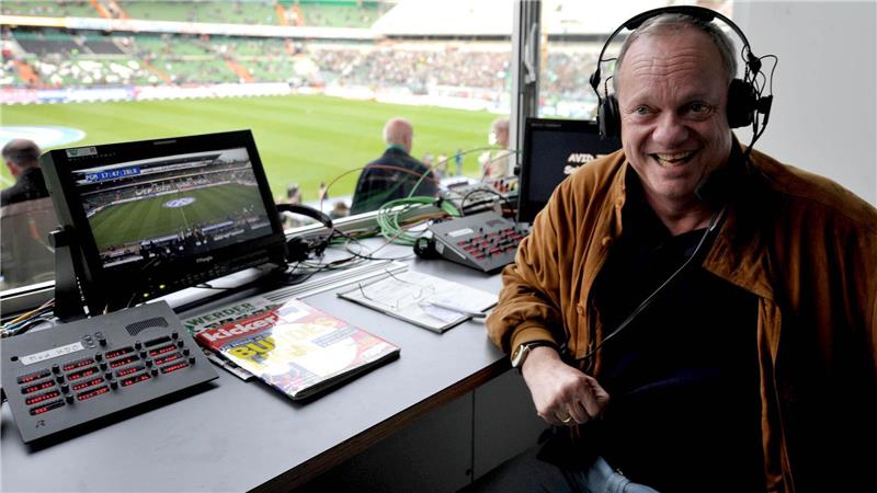 Fußballreporter Rolf „Töppi“ Töpperwien bei seinem letzten Spiel am 25. September 2010. Es war die Partie Werder Bremen gegen Hamburger SV. Foto: Jaspersen/dpa